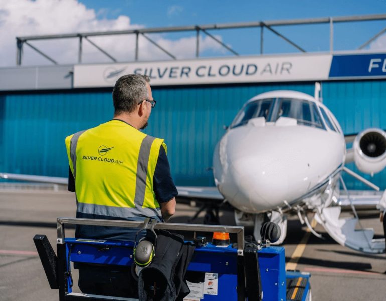 Silver Cloud Air Mitarbeiter bei der Außeninspektion eines Jets vor dem Start.