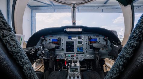 im Cessna CJ3 Cockpit
