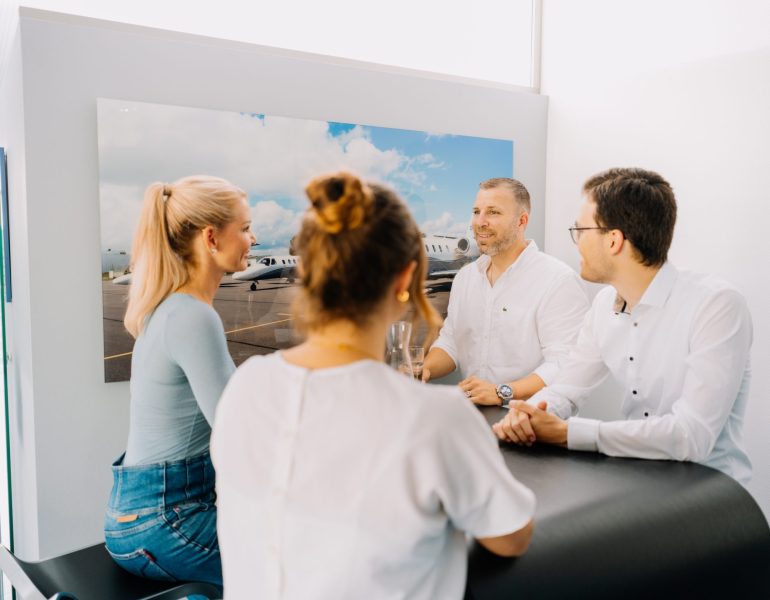 Silver Cloud Air: Die Chefin diskutiert mit ihrem Team in einer freundlichen Besprechungsrunde.